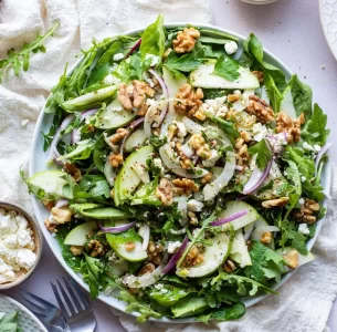 💚 Ensalada verde crujiente con manzana, feta y nueces tostadas 🍏